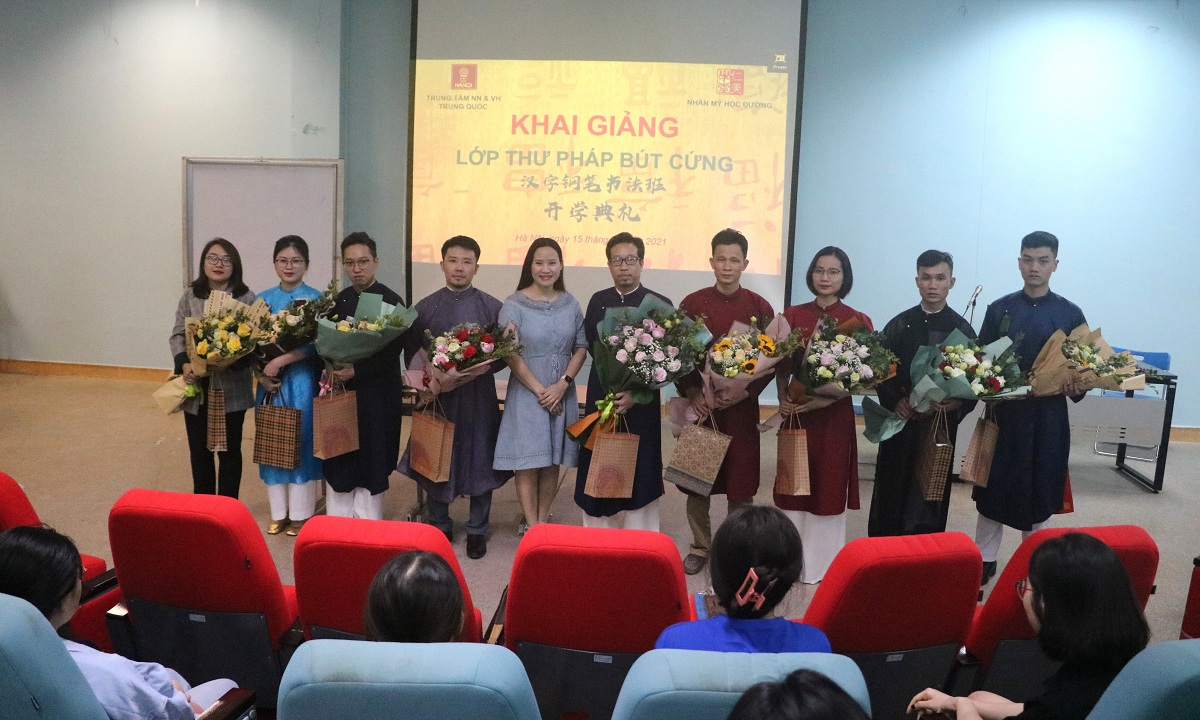 Khai giảng Khóa thư pháp bút cứng tại Đại học Hà Nội
